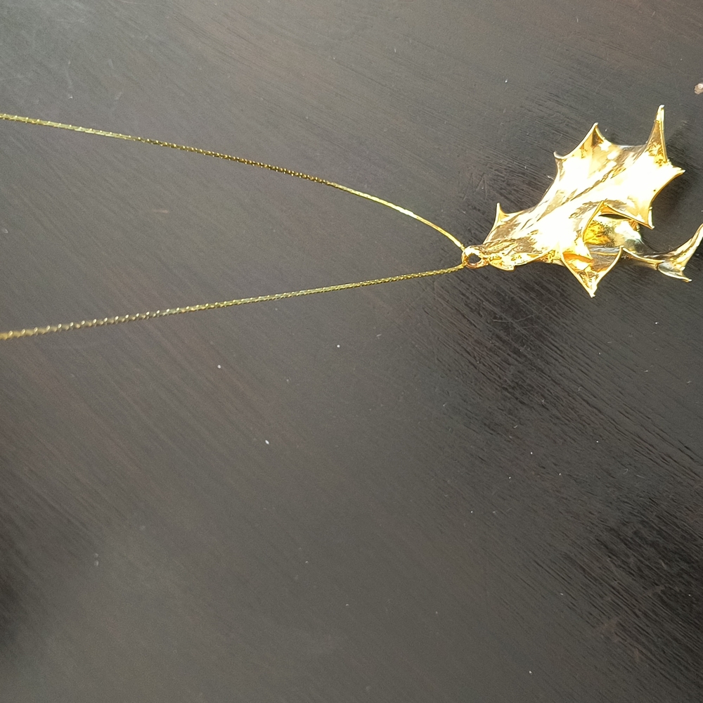 Real Holly Leaves Dipped in 24k Gold. Comes with chain necklace - Picture 7 of 11